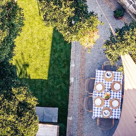 Refugio Com Jardim Perto Do *